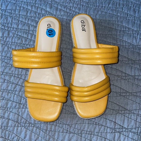 NWOT Diba Mustard Yellow Flat Platform Sandals size 10 - Picture 2 of 3